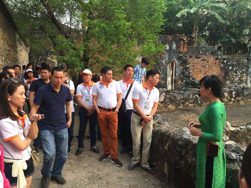 Đoàn nghe giới thiệu về cây đào Tô Hiệu và di tích lịch sử nhà tù Sơn La